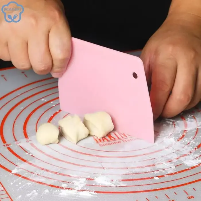 Grattoir à pâte à pizza en plastique