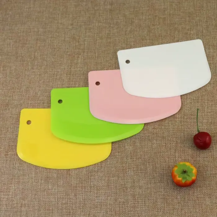 Coupe-pâtisserie en plastique