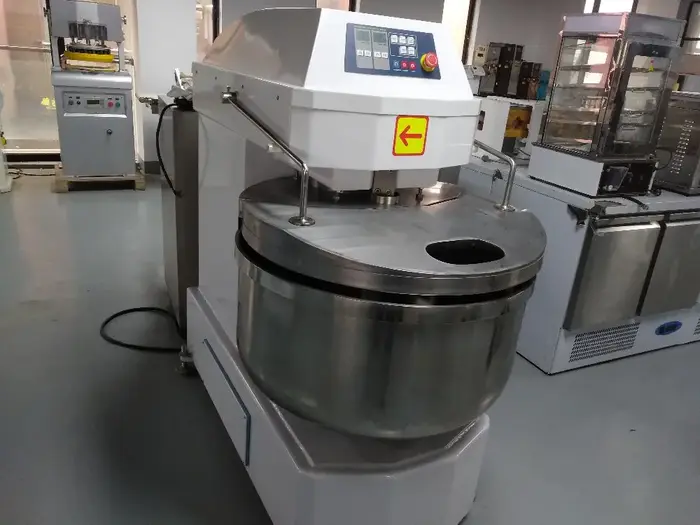 Machine à pétrir la pâte de 100 kg/mélangeur à pain en spirale/mélangeur