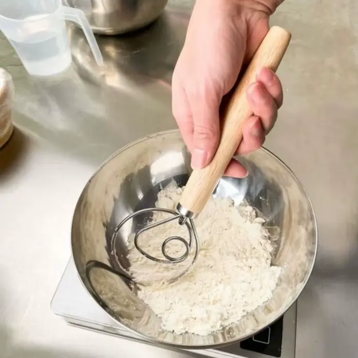 Fouet à pâte danois, manche en bois